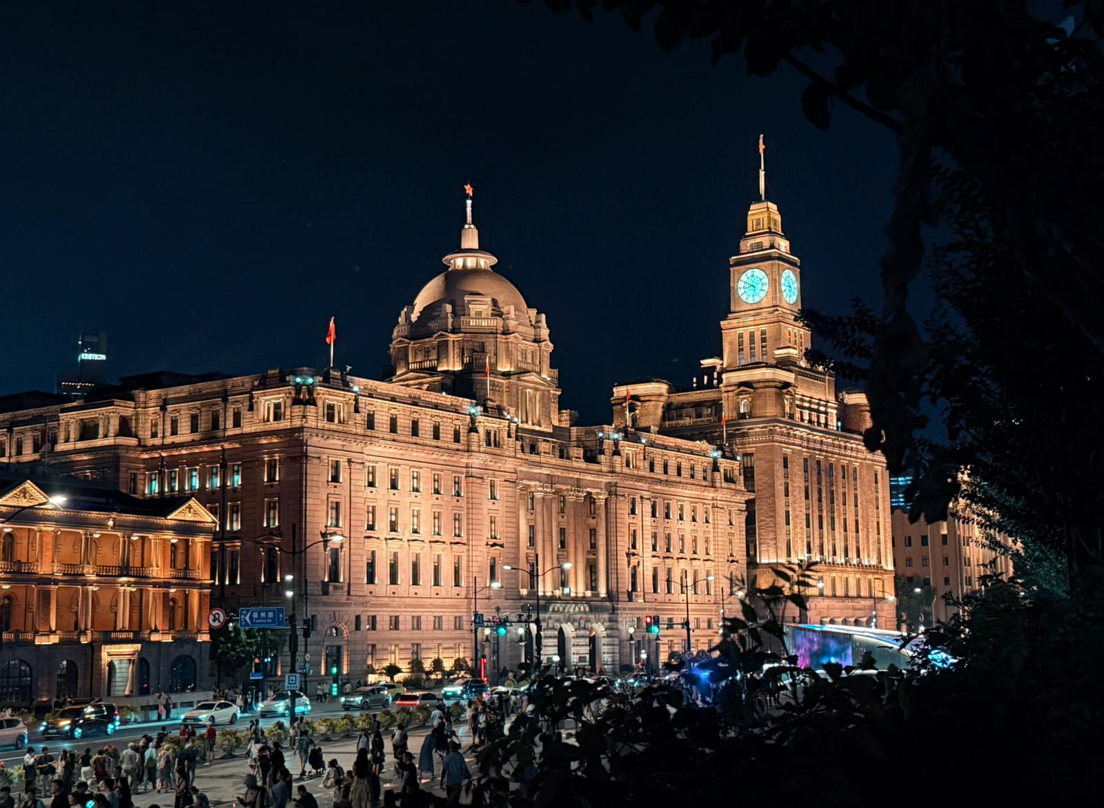 Vue aérienne nocturne d'un quartier d'affaires chinois